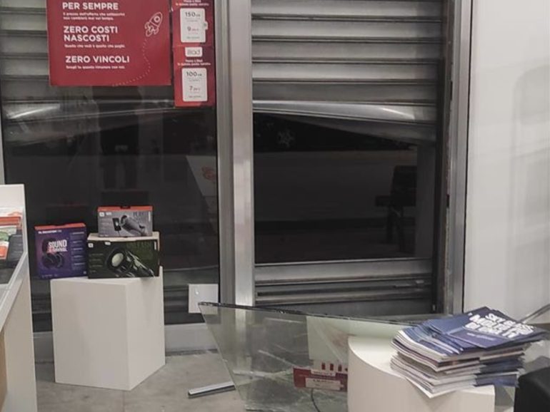 Grumo Nevano, negozio svaligiato