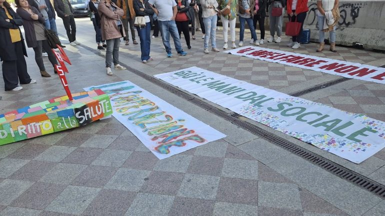 Protesta OSS-Napoli 1 Centro, manifestazione al Consiglio Regionale: approvato l’ordine del giorno per la tutela degli operatori sociali