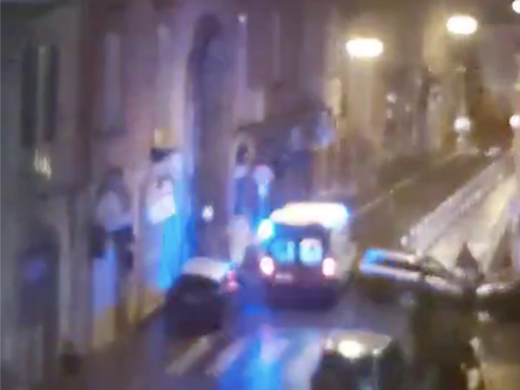 Napoli, auto sui marciapiedi in via Tarsia: ambulanza in difficoltà