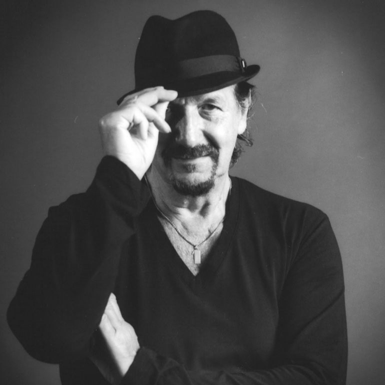 Andrea Mingardi riceve il premio Pierangelo Bertoli