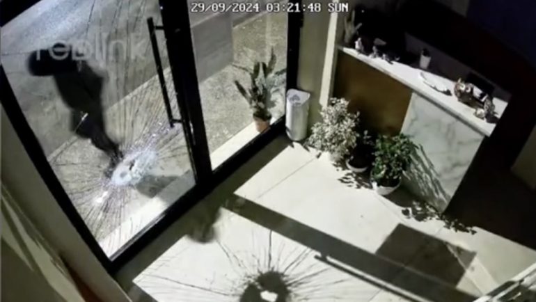 Arzano, banditi distruggono vetrina della pizzeria e rubano pochi spiccioli