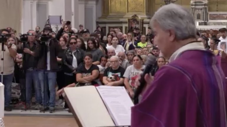 Napoli, l’arcivescovo Battaglia ai giovani: “Deponete le armi, scegliete la vita”