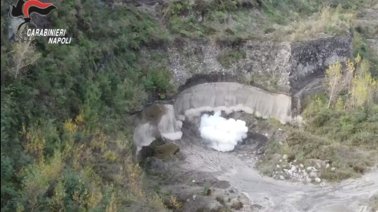 Casal di Principe: arsenale di botti illegali scoperto in un garage