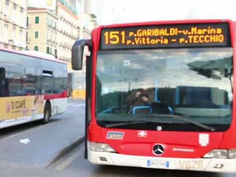 Napoli, aggredisce autista Anm e carabinieri: arrestato