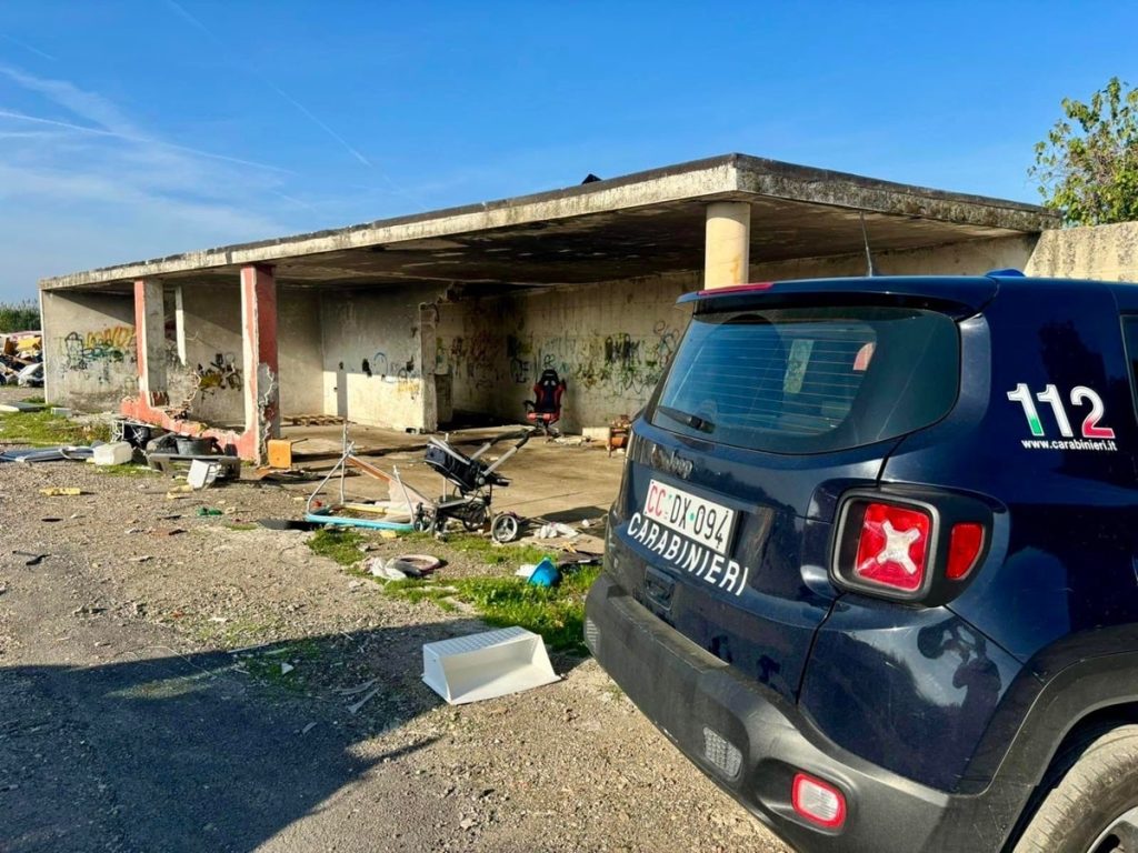 Blitz nel campo rom di Giugliano: abiti griffati per 50mila euro nascosti in una baracca