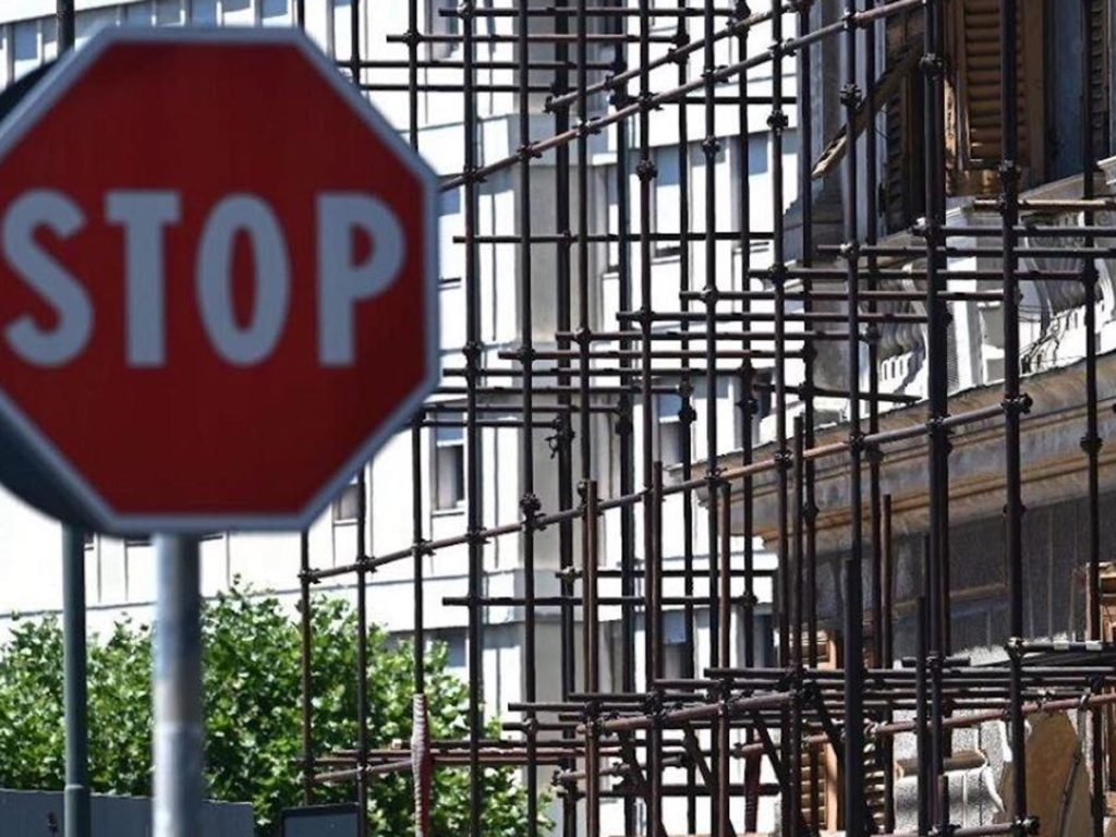 Monte di Procida, riprende i lavori nel cantiere sequestrato e aggredisce i Carabinieri: arrestato 57enne