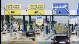 Finti dipendenti di Autostrade incassano pedaggi al casello di Napoli Est: due arresti