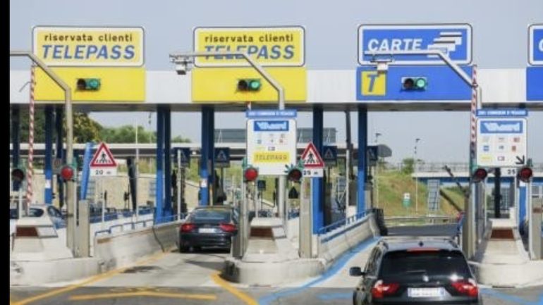 Finti dipendenti di Autostrade incassano pedaggi al casello di Napoli Est: due arresti