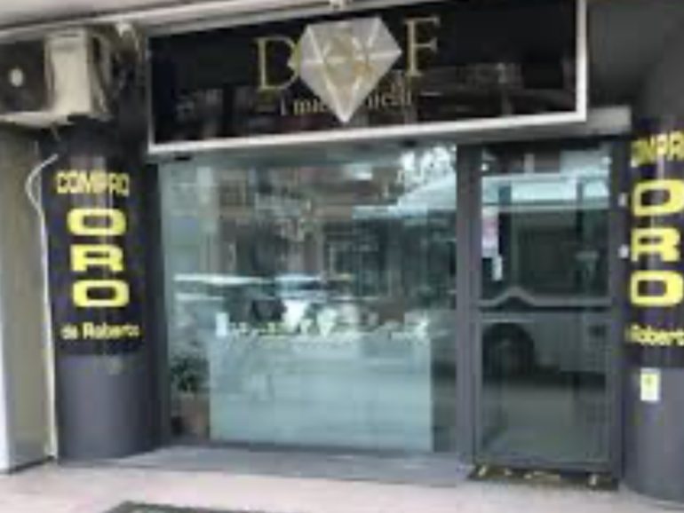 Assalto notturno al ‘Compro Oro’ in via Nazionale Appia a Santa Maria a Vico