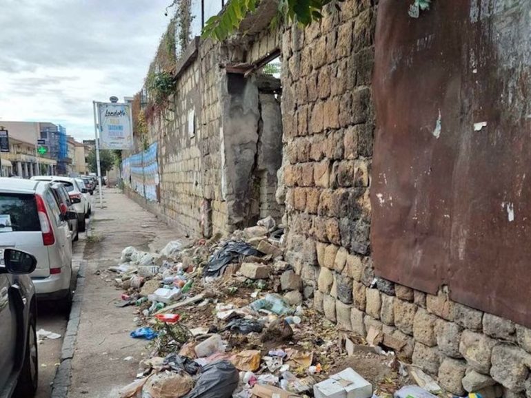 Degrado e pericolo a Caivano: il muro di cinta dell’ex stadio Faraone continua a crollare 