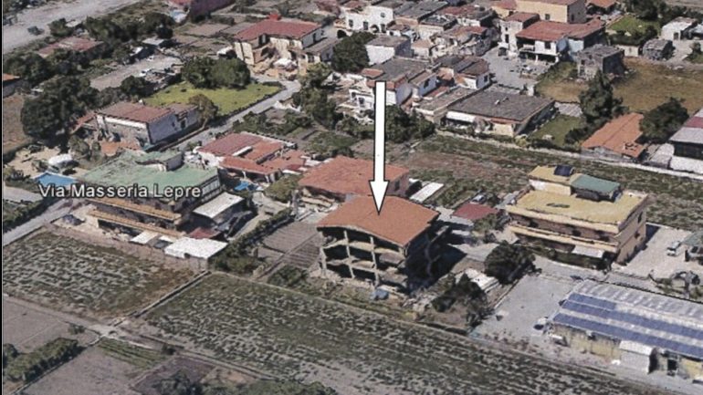 Pompei demolito un edificio abusivo in via Masseria Lepre