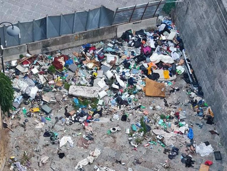 Porta Capuana preda di tossici e clochard: le Torri Aragonesi diventano una discarica a cielo aperto