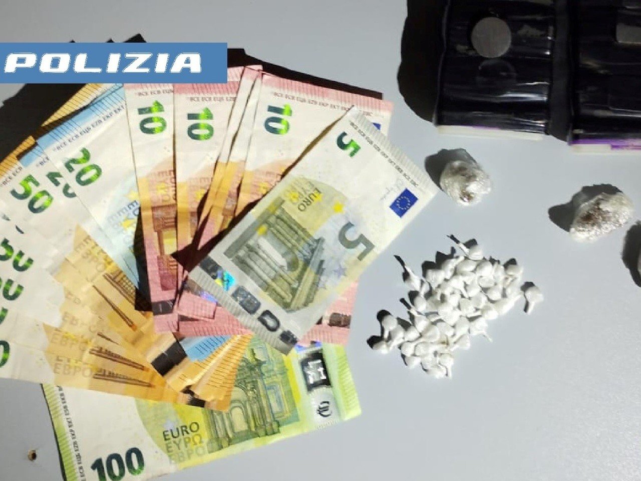 droga-mercato Napoli, droga nascosta nella cassetta del gas in vico Soprammuro: arrestato pusher