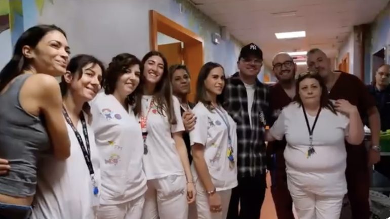 Gigi D’Alessio con Elodie porta giocattoli al reparto oncologico del Santobono