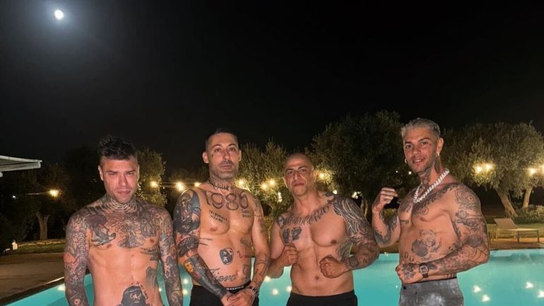 Emis Killa, Daspo di tre anni e indagine per associazione a delinquere nell’inchiesta ultrà. Ma sarà a Sanremo