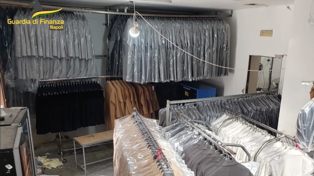 Palma Campania, fabbrica di abbigliamento abusiva con lavoratori bengalesi