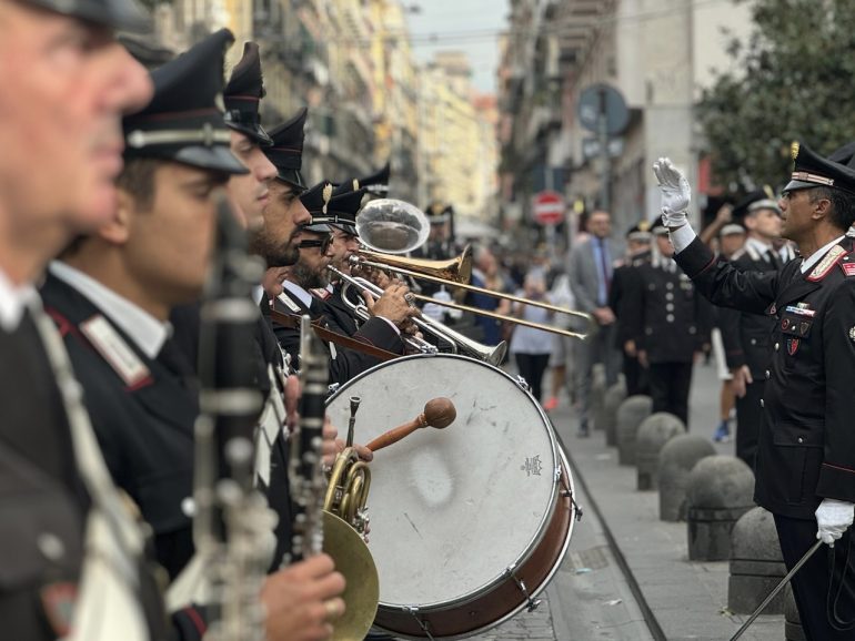 Napoli, la fanfara dei carabinieri suona Ricchi e  Poveri e Village People e scoppia la polemica