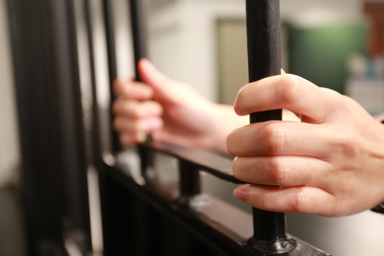 Napoli, investe e tenta di uccidere il presunto amante della moglie: arrestato