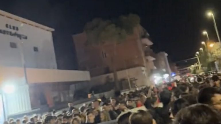 Napoli, Coroglio ostaggio della movida, traffico bloccato per ore