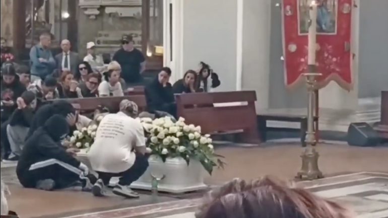 Napoli, folla al funerale di Emanuele Tufano al rione Sanità