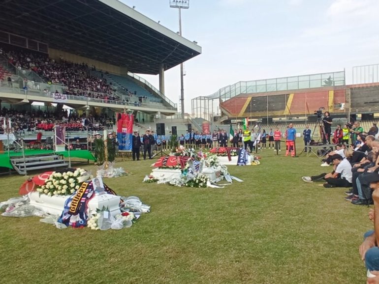 Lo stadio del Foggia stracolmo per i funerali dei tre giovani tifosi morti in incidente