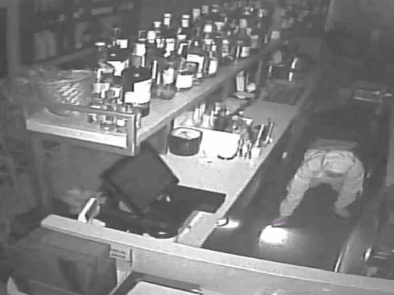 Furto in bar a Cava de Tirreni: i ladri ripresi dalle telecamere di sicurezza