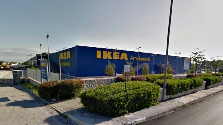 Tentano di rubare due auto nel parcheggio dell’Ikea: arrestati