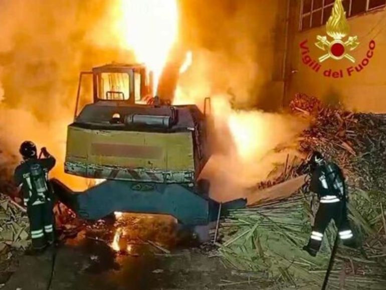 Incendio in azienda di pellet a Sperone, nell’Avellinese: vigili del fuoco in azione tutta la notte