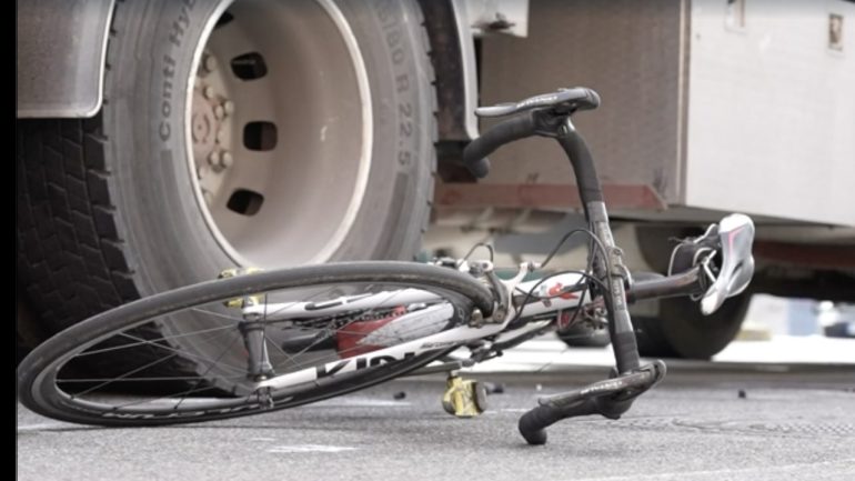 Napoli, anziano in bici travolto e ucciso da un camion a Ponticelli