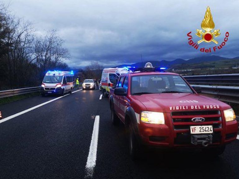 Incidente sulla Telesina tra auto e mezzo pesante, un ferito e strada chiusa