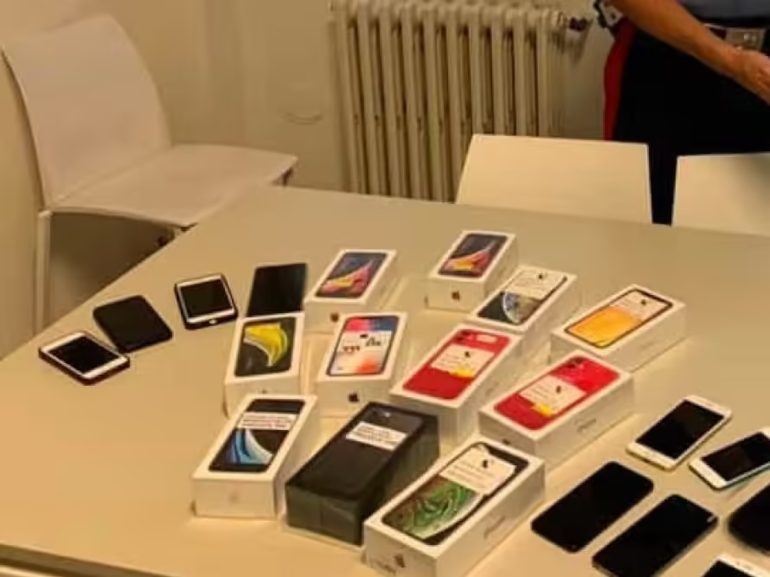 Blitz a Secondigliano: in casa di una coppia armi e il carico di IPhone 16 rubati a Castellammare