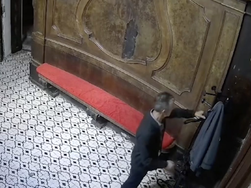 Napoli, ladro ripreso in azione nella chiesa degli Artisti