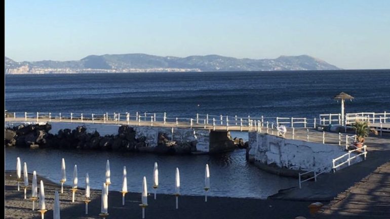 Portici, spari al Lido Arturo mentre gli operai sono al lavoro: arrestato