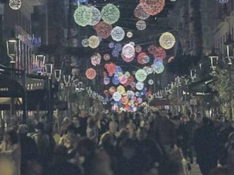 Luci d’Artista, Trenitalia accende i treni per Salerno: corse straordinarie e 11mila posti in più