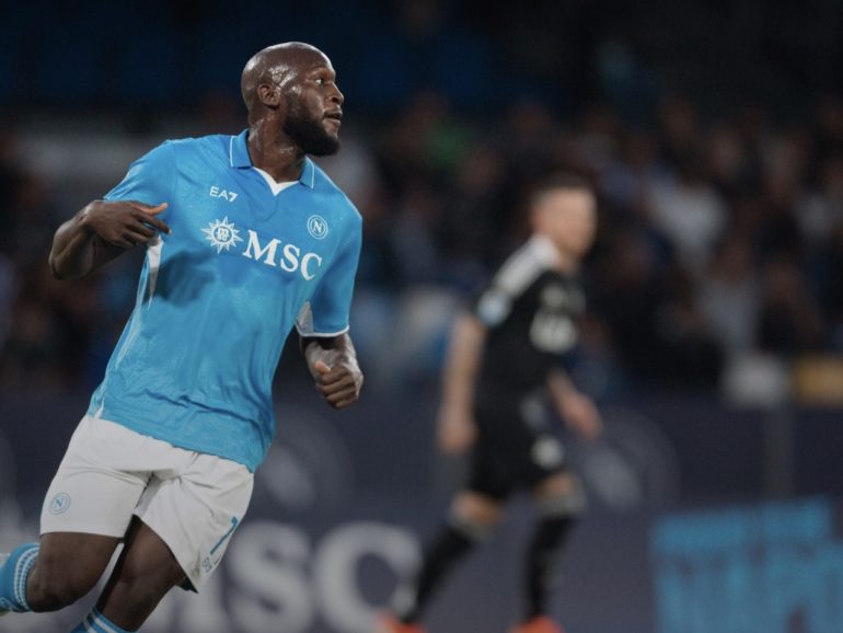 Il Napoli stecca contro il Genoa e riapre la corsa scudetto: l’Inter si avvicina a -1