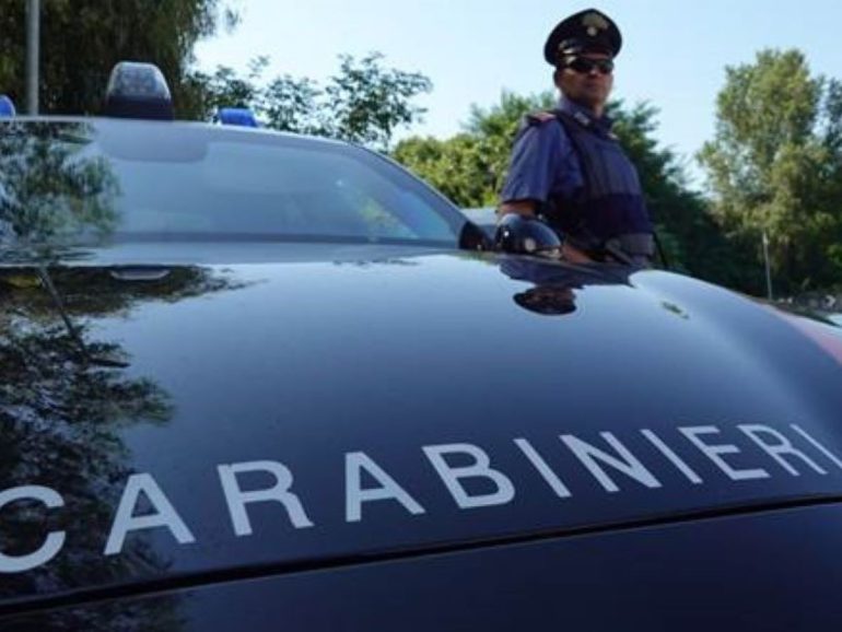 mondragone, aggredisce i genitori