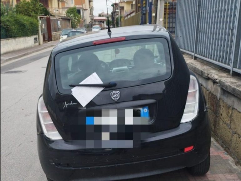Arzano, mano pesante contro gli incivili della sosta selvaggia: 3 patenti ritirate