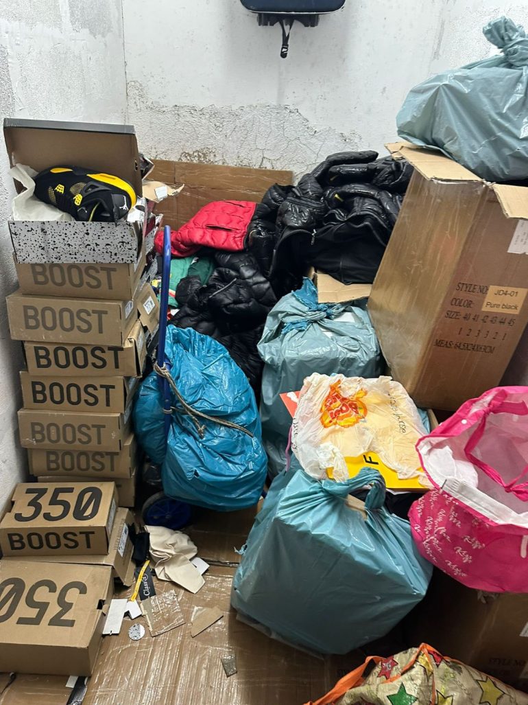 Napoli, sequestrati mille capi abbigliamento contraffatti