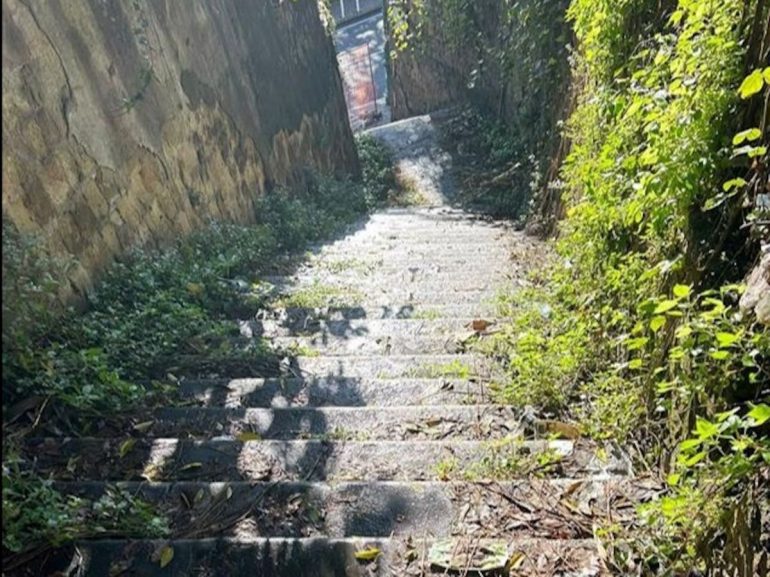 Napoli, la storica gradinata di Via Tasso nel degrado e abbandono