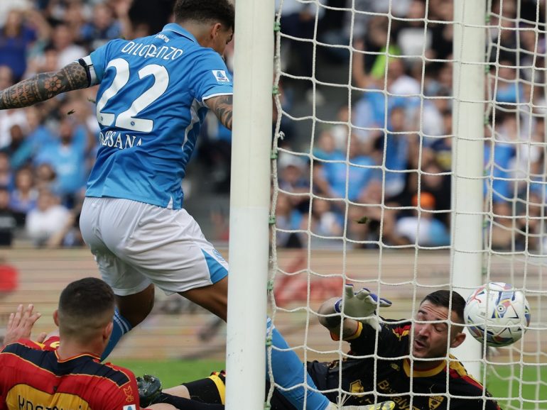 Napoli batte Lecce al Maradona, gli azzurri passano ancora di misura con capitan Di Lorenzo