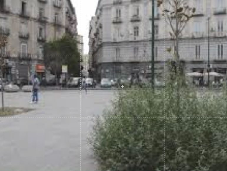 NAPOLI, Turista scippata della collanina d’oro in piazza Principe Umberto: passanti bloccano un 21enne