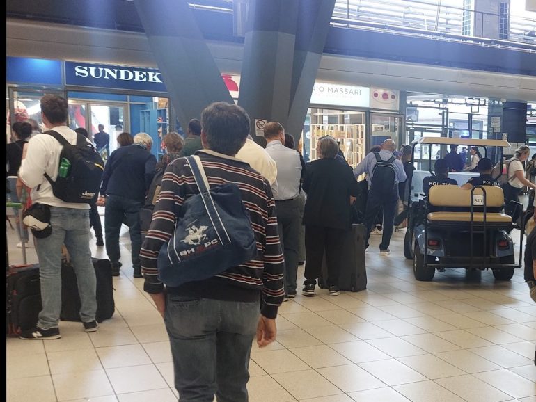 Napoli, infastidisce i viaggiatori alla Stazione Centrale e aggredisce gli agenti: arrestato