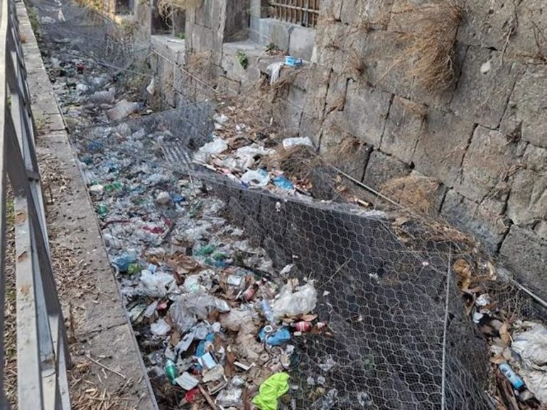 Napoli, le Torri Aragonesi di via Marina ricettacolo di rifiuti