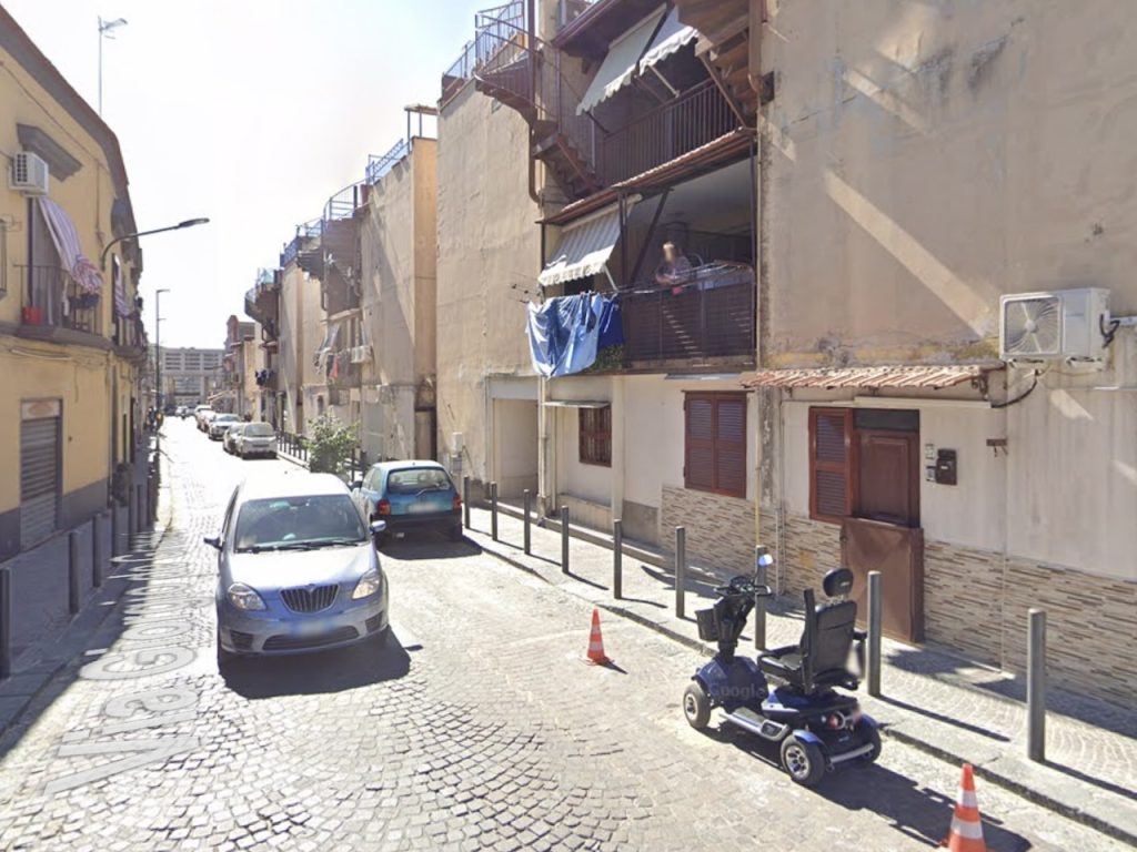 Napoli, un intero condominio di Pianura rubava la corrente: 16 denunciati