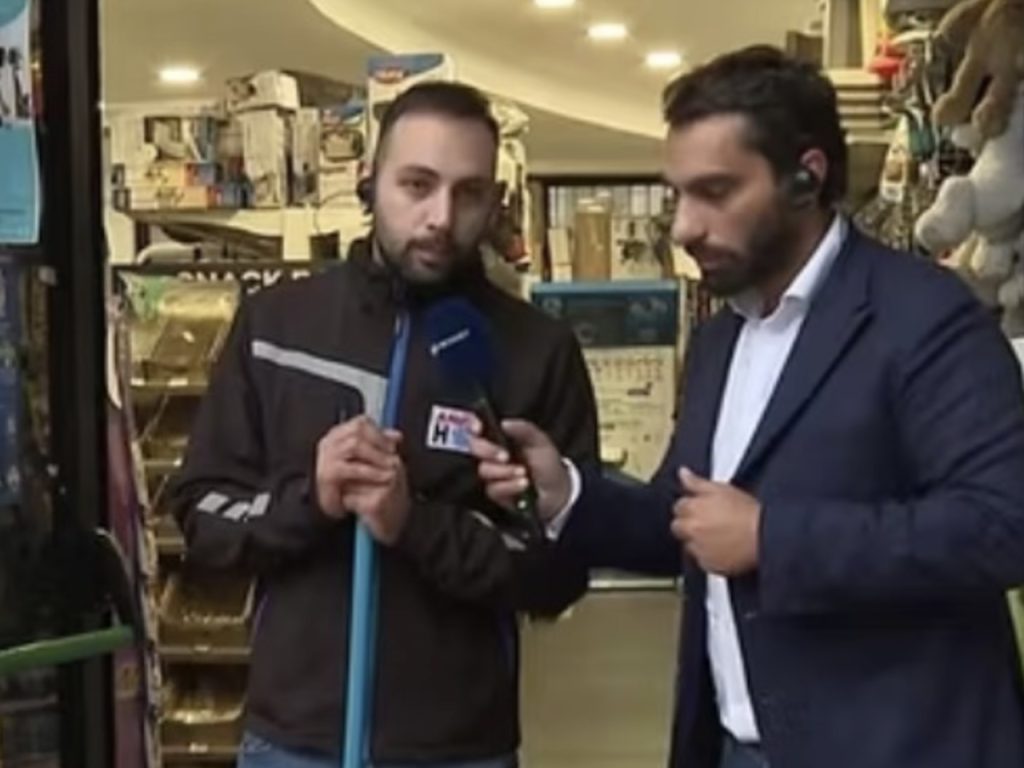 Negoziante sventa rapina in gioielleria con una scopa: “Mi hanno puntato contro un fucile”