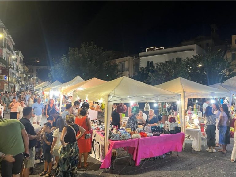 Nuova mini notte bianca a Pozzuoli, il centro si colora con la fiera degli hobbisti e la mostra dei pittori