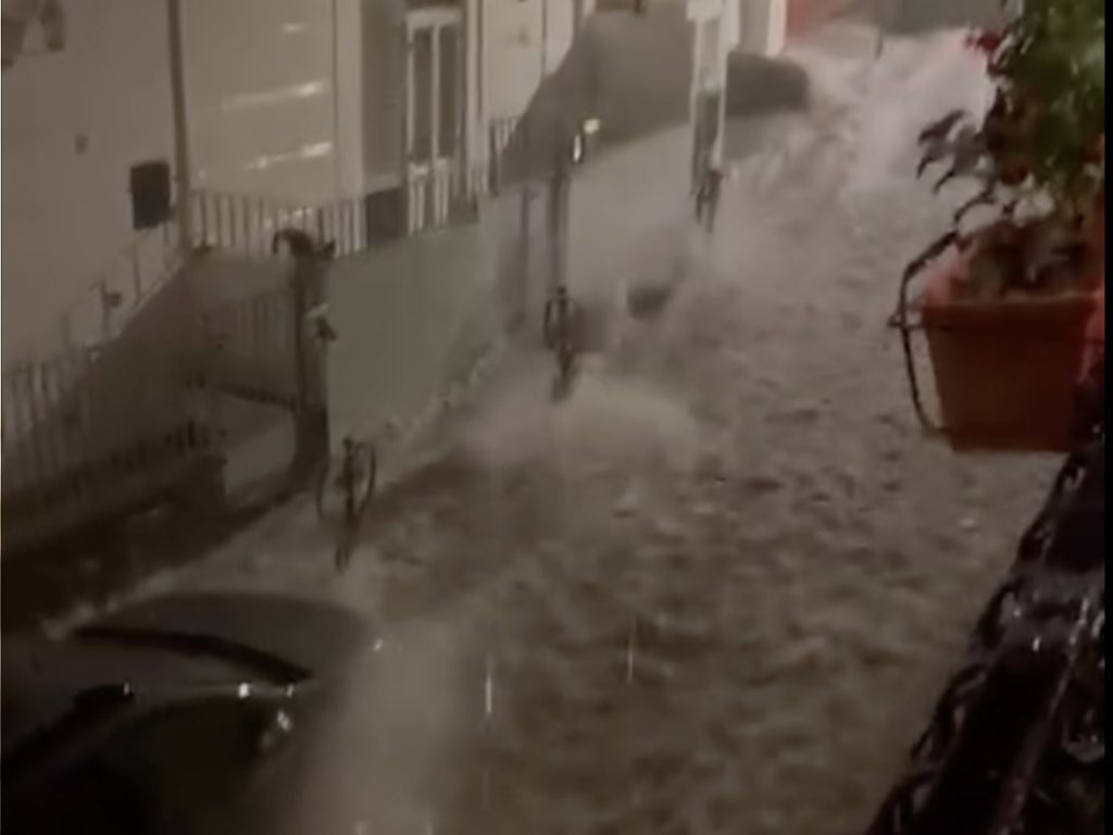 Nubifragio a Ischia, il sindaco: “Un incubo, strade come fiumi”
