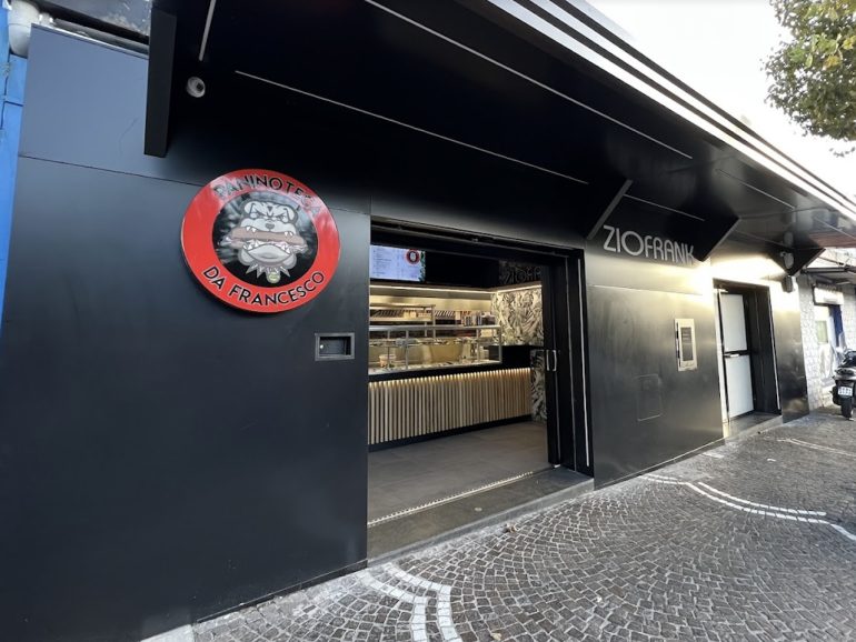 Portici, fallito attentato al pub paninoteca