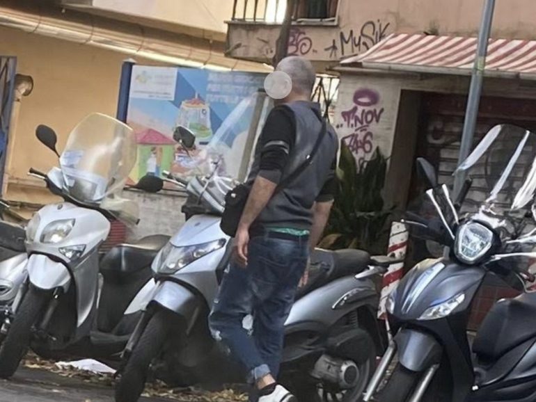 Napoli infestata dai parcheggiatori abusivi: la denuncia di Borrelli