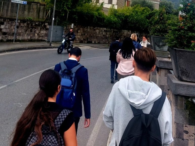 Circumvesuviana in tilt a Meta: passeggeri a piedi per le strade della Penisola Sorrentina